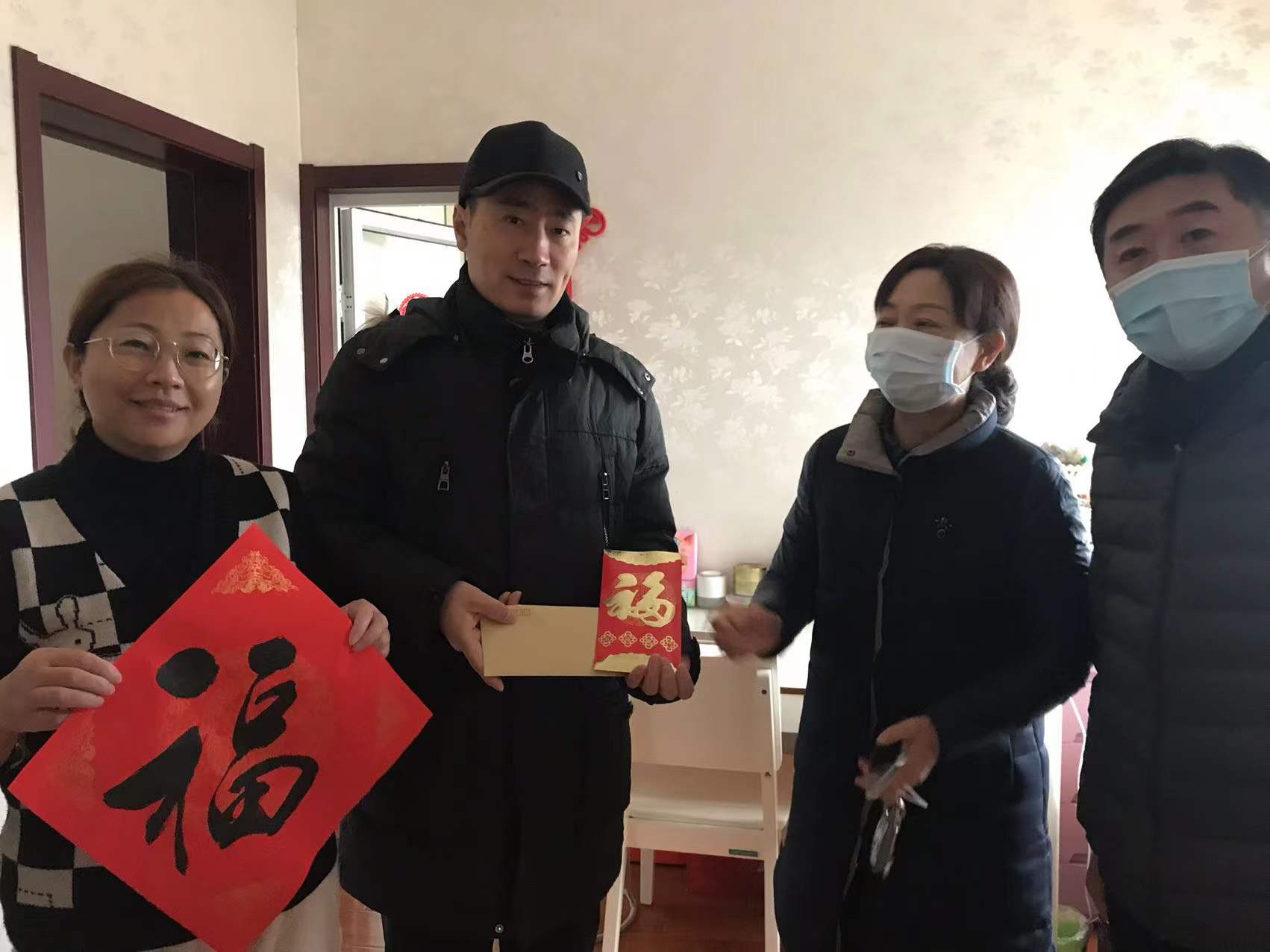 1643277245992563.jpg 集团领导黄霞带队走访慰问珍园大病困难职工.jpg