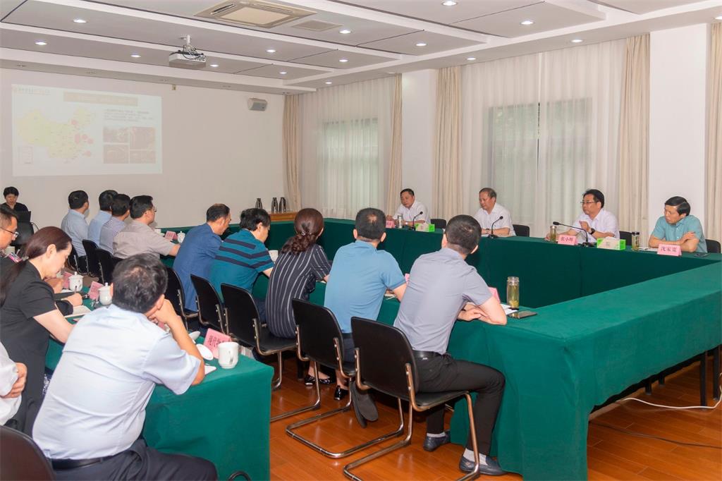 副市长方桂林调研扬子江集团-2.jpg