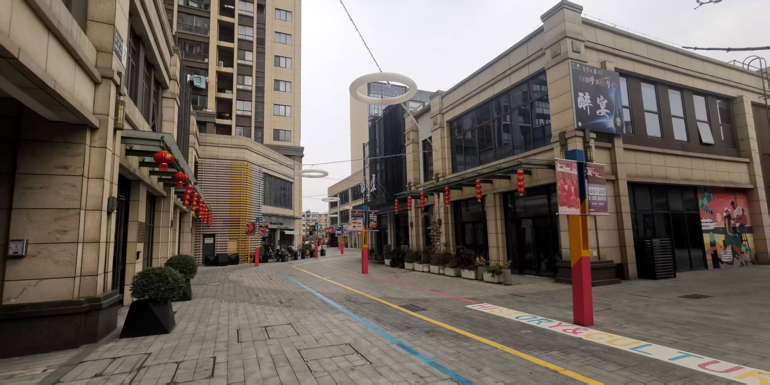 扬子印象商业街：盏盏红灯迎新春 年味满街巷.jpg