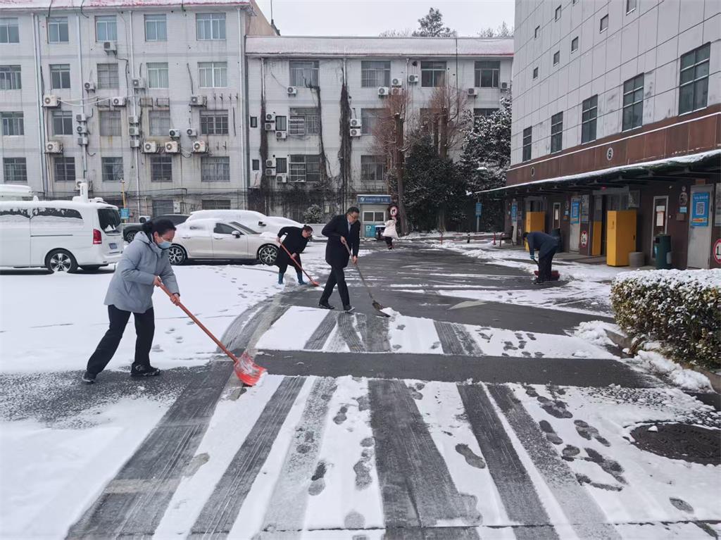 高效除冰扫雪，守护宾客安全.jpg