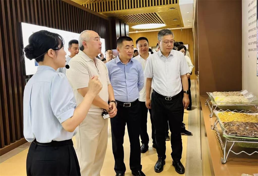 扬州市委常委、统战部部长丁四海陪同泰国正大集团资深副董事长罗家顺调研冶春食品